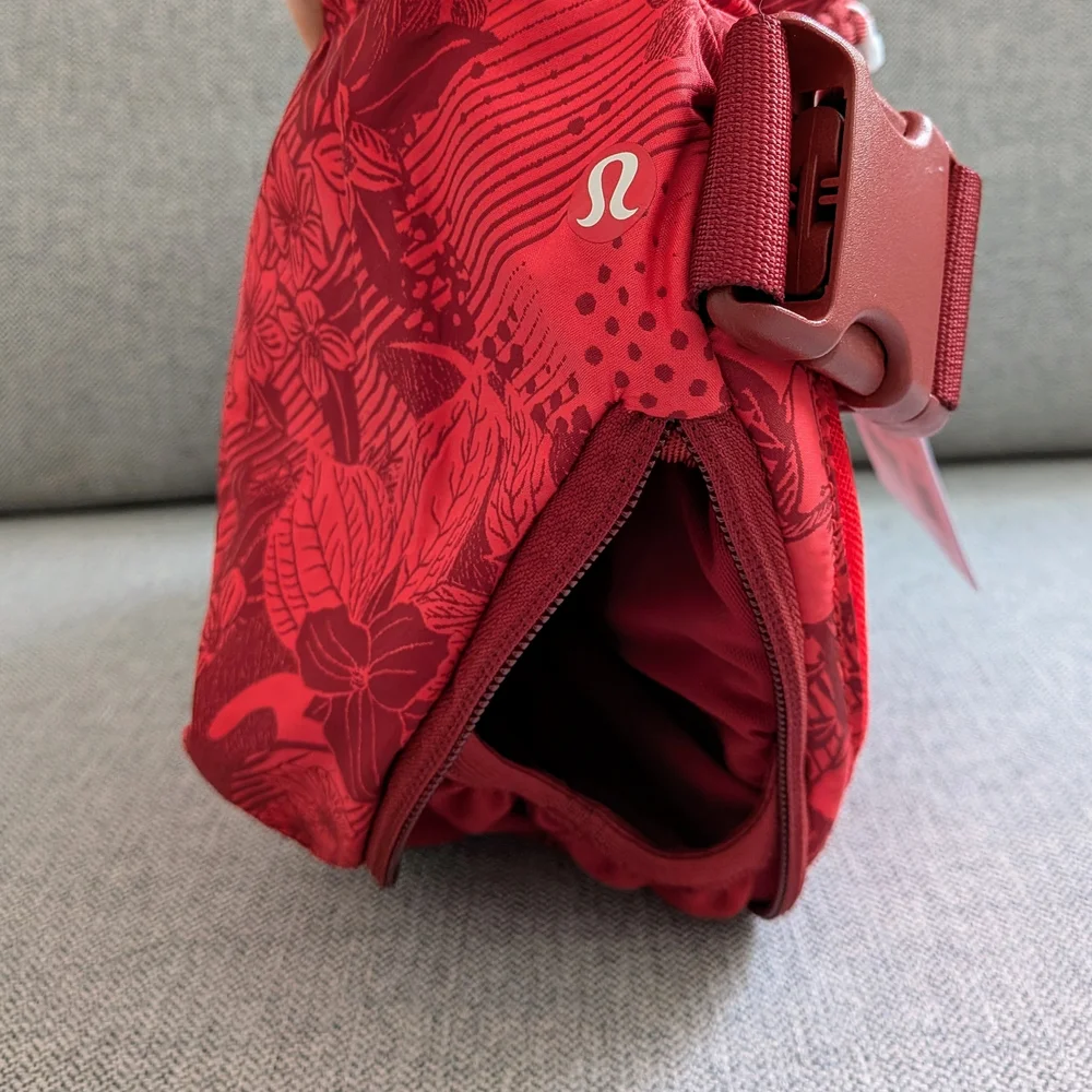 Lululemon x Team Canada Curved Crossbody Bag NWT - Picture 4 of 6
